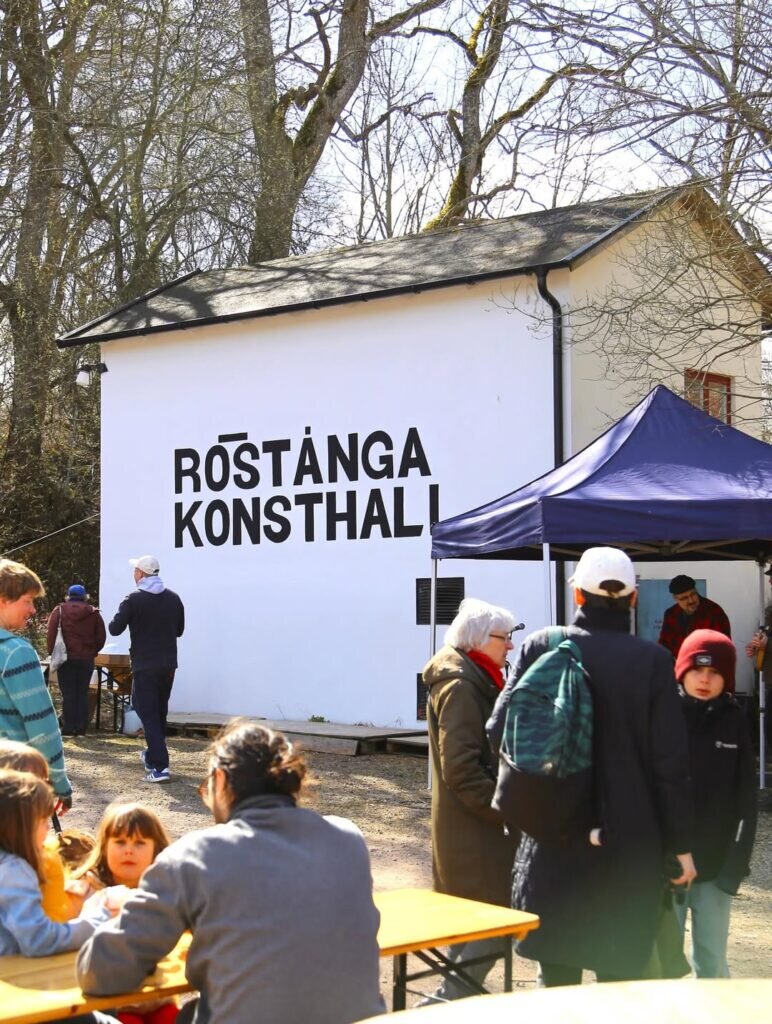 Besökare utanför Röstånga Konsthall
